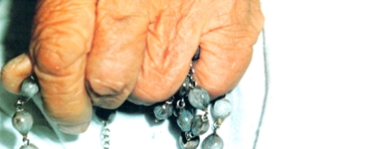 madreteresa-mano con rosario1